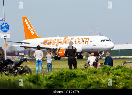 Schiphol Flughafen, Flugzeug-Spotter auf Polderbaan, 18R / 36L, offiziellen Aussichtspunkt auf dem Laufsteg, Amsterdam, Niederlande, Stockfoto