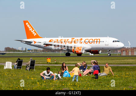 Schiphol Flughafen, Flugzeug-Spotter auf Polderbaan, 18R / 36L, offiziellen Aussichtspunkt auf dem Laufsteg, Amsterdam, Niederlande, Stockfoto