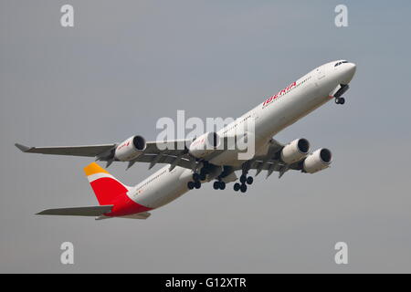 Iberia Airbus A340-600 EG-INO mit Abflug vom Flughafen Heathrow, London, UK Stockfoto