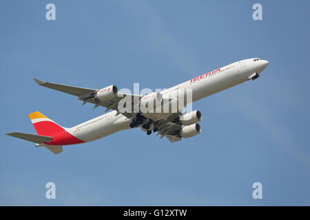 Iberia Airbus A340-600 EG-INO mit Abflug vom Flughafen Heathrow, London, UK Stockfoto