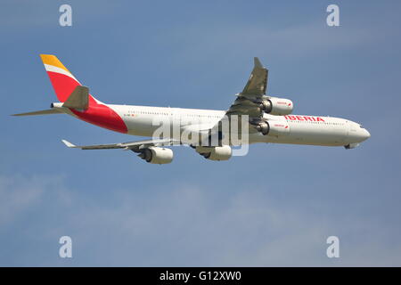 Iberia Airbus A340-600 EG-INO mit Abflug vom Flughafen Heathrow, London, UK Stockfoto