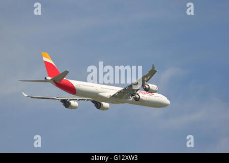 Iberia Airbus A340-600 EG-INO mit Abflug vom Flughafen Heathrow, London, UK Stockfoto