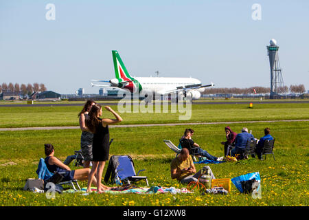 Schiphol Flughafen, Flugzeug-Spotter auf Polderbaan, 18R / 36L, offiziellen Aussichtspunkt auf dem Laufsteg, Amsterdam, Niederlande, Stockfoto