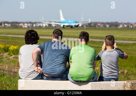 Schiphol Flughafen, Flugzeug-Spotter auf Polderbaan, 18R / 36L, offiziellen Aussichtspunkt auf dem Laufsteg, Amsterdam, Niederlande, Stockfoto