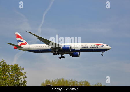 British Airways Boeing 777-336ER G-STBF landet auf dem Flughafen Heathrow, London, UK Stockfoto