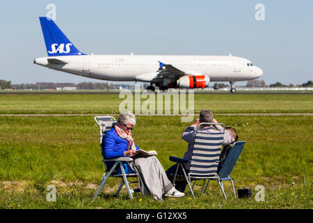 Schiphol Flughafen, Flugzeug-Spotter auf Polderbaan, 18R / 36L, offiziellen Aussichtspunkt auf dem Laufsteg, Amsterdam, Niederlande, Stockfoto