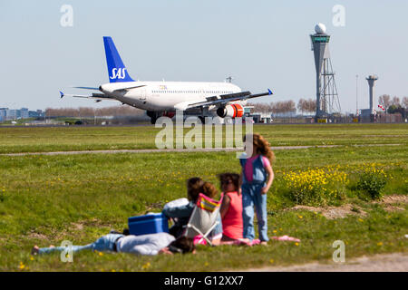 Schiphol Flughafen, Flugzeug-Spotter auf Polderbaan, 18R / 36L, offiziellen Aussichtspunkt auf dem Laufsteg, Amsterdam, Niederlande, Stockfoto