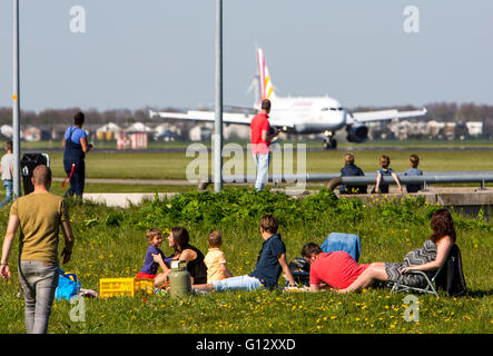 Schiphol Flughafen, Flugzeug-Spotter auf Polderbaan, 18R / 36L, offiziellen Aussichtspunkt auf dem Laufsteg, Amsterdam, Niederlande, Stockfoto