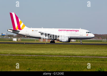 Schiphol Flughafen, Flugzeug-Spotter auf Polderbaan, 18R / 36L, offiziellen Aussichtspunkt auf dem Laufsteg, Amsterdam, Niederlande, Stockfoto