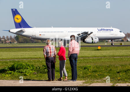 Schiphol Flughafen, Flugzeug-Spotter auf Polderbaan, 18R / 36L, offiziellen Aussichtspunkt auf dem Laufsteg, Amsterdam, Niederlande, Stockfoto