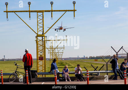 Schiphol Flughafen, Flugzeug-Spotter auf Polderbaan, 18R / 36L, offiziellen Aussichtspunkt auf dem Laufsteg, Amsterdam, Niederlande, Stockfoto