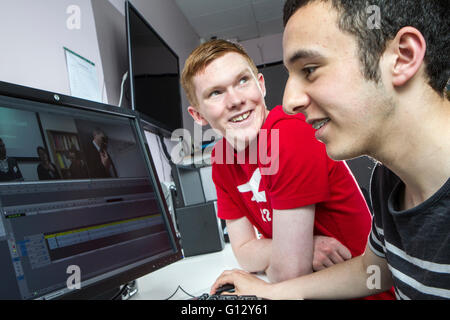 Medien-Studenten bearbeiten von Filmmaterial Stockfoto