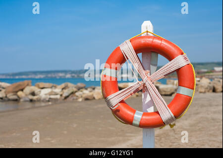 Roten Rettungsring Sicherheit einsatzbereit hautnah am leeren Strand Hintergrund Stockfoto