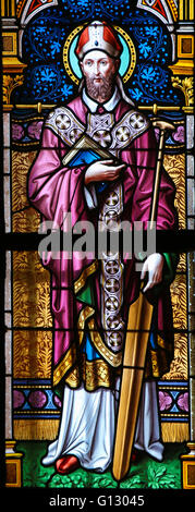 Glasfenster in St. Vitus Cathedral, Prag, St. Adalbert von Prag (956 – 997), einem böhmischen Missionar Darstellung Stockfoto