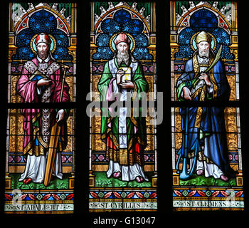 Glasfenster in St. Vitus Cathedral, Prag, Darstellung des Heiligen Adalbert von Prag, Cyril und Clement. Stockfoto