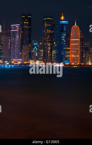 Die Wolkenkratzer des neuen West Bay Doha Stadt von Al Corniche am Abend gesehen. Stockfoto