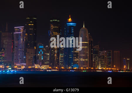 Die Wolkenkratzer des neuen West Bay Doha Stadt von Al Corniche am Abend gesehen. Stockfoto