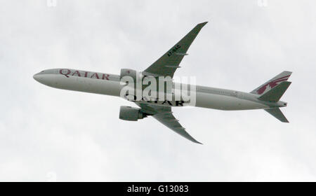 London Heathrow Flughafen in London nähert sich ein Qatar Airways Boeing 777-3DZER 7. Mai 2016.  Copyright Foto - John Voos Stockfoto