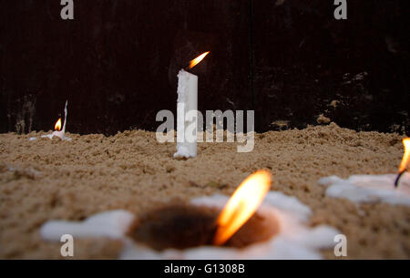 Kerzen der Gedenkstaette Fuer Die Opfer der Berliner Mauer in der Benauerstrasse bin Jahrestag des Mauerfalls, 9. November 201 Stockfoto