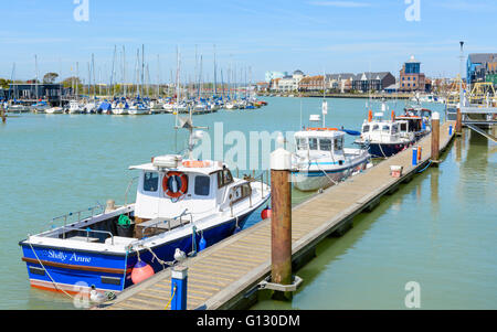 Boote vertäut bei Flut im Sommer auf den Fluss Arun, Littlehampton, West Sussex, England, UK. Stockfoto