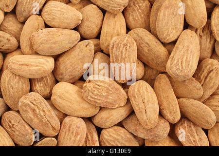 Essen Hintergrund - große geschälte gebratene gesalzene Mandeln willkürlich aufgestellt Stockfoto