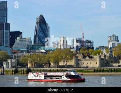 Eines der City Cruises London Sightseeing-Boote auf der Themse vorbei an den Tower of London Stockfoto