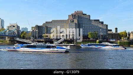 Zwei MBNA Thames Clippers übergeben einander auf der Themse außerhalb der Tower Hotel London Stockfoto