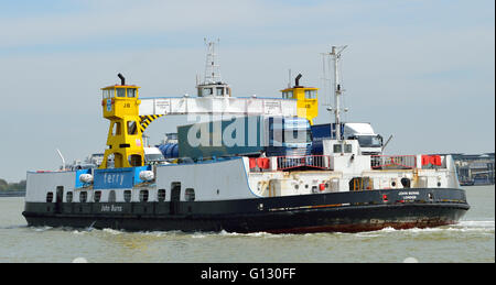 John Burns, einer der drei Woolwich Fähren, der seinen Weg über den Fluss Themse mit einer anderen Fahrzeuge zu laden. Stockfoto