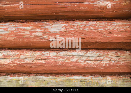 Holzwand aus Protokollen Stockfoto