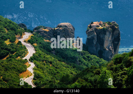 Der Kurve Weg zum Kloster der Heiligen Dreifaltigkeit. Panoramablick auf die Landschaft von Meteora, Griechenland Stockfoto