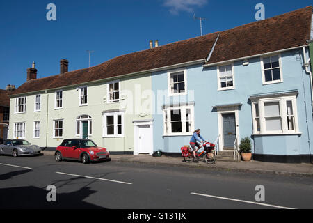 Briefträgerin auf Fahrrad, Nominierungsparteitag, Essex, England. Stockfoto