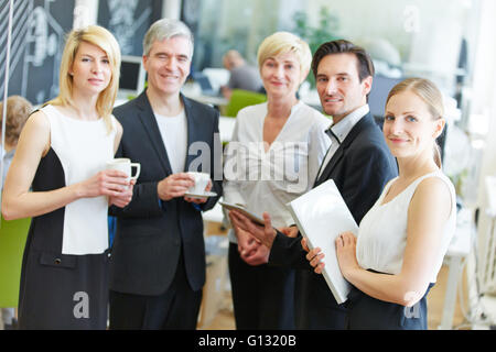 Gruppe von glücklich Geschäftsleute stehen im Büro Stockfoto