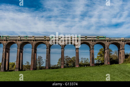 Southern Rail Zug überfahren Ouse Valley Viaduct in Sussex Stockfoto