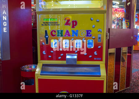 2P ändern Maschine in eine Spielhalle an der Morecambe UK Stockfoto