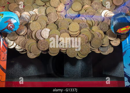 2P Arcade-Spiel auf eine Spielhalle an der Morecambe UK Stockfoto