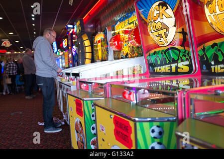 Spielhalle auf Morecambe Strandpromenade, UK Stockfoto