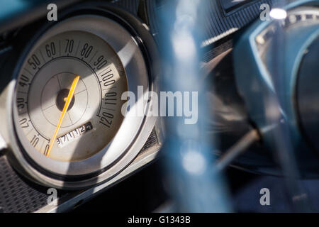 Farbbild des Armaturenbretts eines Retro-Autos. Stockfoto