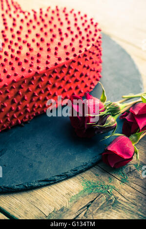 Red Heat geformt Schokoladenkuchen für St. Valentines Day Feier Stockfoto