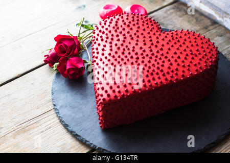 Red Heat geformt Schokoladenkuchen für St. Valentines Day Feier Stockfoto