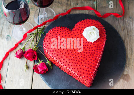 Red Heat geformt Schokoladenkuchen für St. Valentines Day Feier Stockfoto