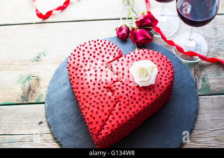 Red Heat geformt Schokoladenkuchen für St. Valentines Day Feier Stockfoto