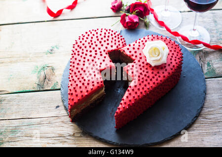Red Heat geformt Schokoladenkuchen für St. Valentines Day Feier Stockfoto
