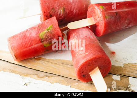 Hausgemachte Eis am Stiel mit Wassermelone und Kalk Stockfoto