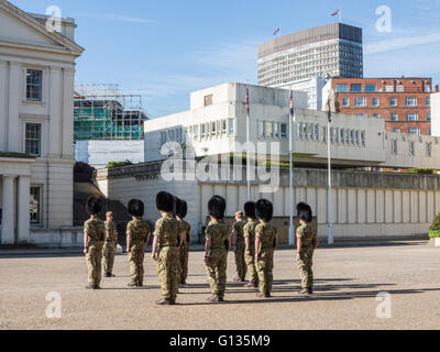 Haushalt Abteilung Ausbildung außerhalb der Kaserne im Zentrum von London Stockfoto