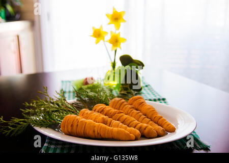 Traditionelle Ostern Tabelle gefüllt Karotten mit Shrimps-Salat Stockfoto