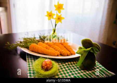 Traditionelle Ostern Tabelle gefüllt Karotten mit Shrimps-Salat Stockfoto