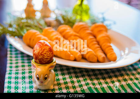 Traditionelle Ostern Tabelle gefüllt Karotten mit Shrimps-Salat Stockfoto