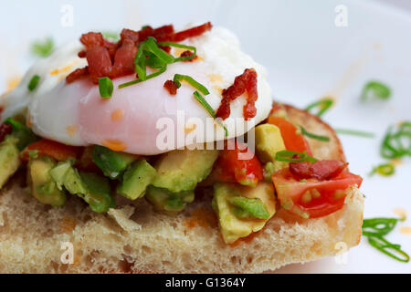 Spiegeleiern Speck Tomaten und Avocado auf toast Stockfoto