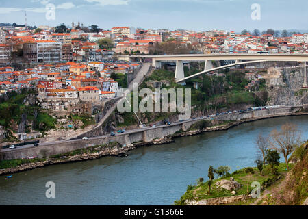 Stadt von Porto in Portugal städtischen Szenerie, Douro und Teil des Infanten D. Henrique Brücke, Stadtbild Stockfoto