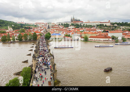 Anzeigen von einem überfüllten Prager Burg, Karlsbrücke, Moldau und St Vitus Cathedral, Prag von Charles Bridge Tower Stockfoto